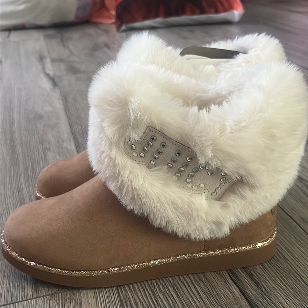 Juicy Couture Tan Boots with White Fur Trim